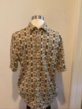 Men’s Checked Short-Sleeve Button-Down Shirt in Beige and Black